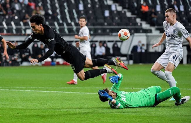 16 09 2021, xpsx, football UEFA Europa League, Eintracht Frankfurt Fenerbahce SK Istanbul v l Daichi Kamada Eintracht Frankfurt , Altay Bayindir Fenerbahce Istanbul DFL DFB REGULATIONS PROHIBIT ANY USE OF PHOTOGRAPHS as IMAGE SEQUENCES and or QUASI VIDEO emspor Frankfurt