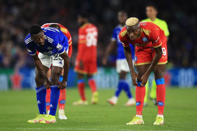 Fußball UEFA Europa League Gruppe C Leicester City v SSC Napoli 16. September 2021 UEFA Europa League Gruppe C Leicester City v SSC Napoli Wilfred Ndidi von Leicester City und Victor Osimhen von Napoli ziehen ihre Socken hoch Foto Simon Stacpoole Abseits Leicester UK  Copyright: xSimonxStacpoolexOffside