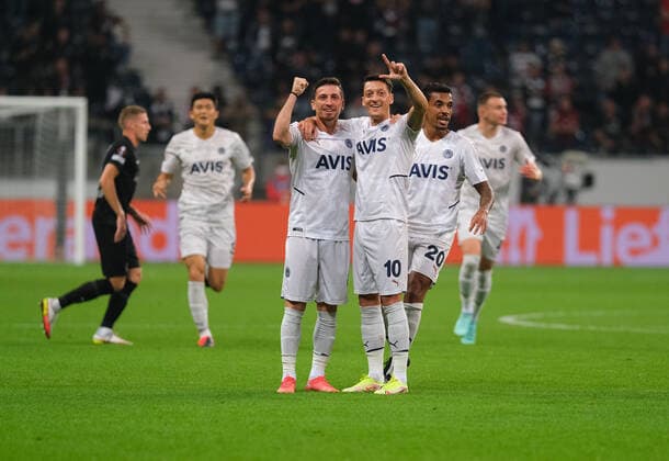 Mesut Oezil Fenerbahce Istanbul, 10 celebrates his goal to 0 1 with Mert Hakan Yandas Fenerbahce Istanbul, 8 during the match Eintracht Frankfurt vs Fenerbahce Istanbul in the Uefa Europa League on 16 09 2021 Eintracht Frankfurt vs Fenerbahce Istanbul, Football, Uefa Europe League, 16 09 2021 Frankfurt Copyright: xEibner-Pressefotox xMichaelxBermx
