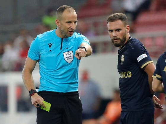 Fußball, EL, Olympiakos Piräus - Royal Antwerpen Olympiacos F.C. v Royal Antwerp UEFA Europa League Match referee Tamas Bognar cautions Birger Verstraete of Royal Antwerp during the UEFA Europa League Group D match at Karaiskakis Stadium, Piraeus Content Not Available For UK Newspapers Copyright: xYannisxHalasx FIL-15879-0029