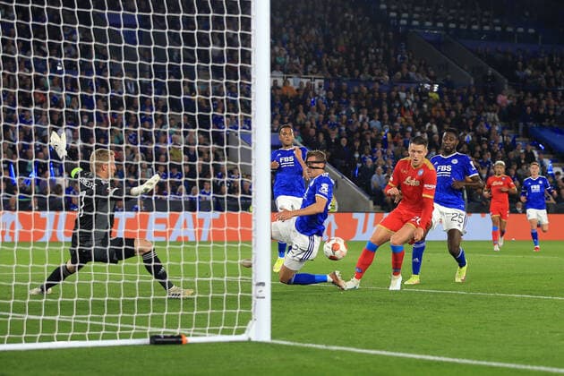 Fußball UEFA Europa League Gruppe C Leicester City v SSC Napoli 16. September 2021 UEFA Europa League Gruppe C Leicester City v SSC Napoli Leicester Citys Torhüter Kasper Schmeichel streckt seine Arme aus, als Piotr Zielinski von Napoli zum Abschluss kommt Foto Simon Stacpoole Abseits Leicester UK  Copyright: xSimonxStacpoolexOffside