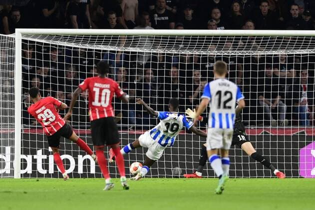 EINDHOVEN Alexander Isak of Real Sociedad 19 scores the 1 2 during the UEFA Europa League match between PSV Eindhoven and Real Sociedad at Phillips stadium on September 16, 2021 in Eindhoven, Netherlands ANP OLAF KRAAK UEFA Europa League 2021 2022 xVIxANPxSportx xxANPxIVx 437645469