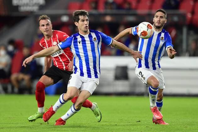 EINDHOVEN lr Mario Gotze of PSV Eindhoven, Aritz Elustondo of Real Sociedad, Joseba Zaldua of Real Sociedad during the UEFA Europa League match between PSV Eindhoven and Real Sociedad at Phillips stadium on September 16, 2021 in Eindhoven, Netherlands ANP OLAF KRAAK UEFA Europa League 2021 2022 xVIxANPxSportx xxANPxIVx 437645631