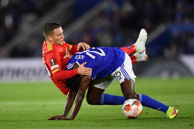 Fußball, EL, Leicester City - SSC Neapel Football - 2021 2022 UEFA Europa League - Group C, Round One - Leicester City vs Napoli - King Power Stadium - Thursday 16th September 2021 Leicester City s Wilfred Ndidi battles with Napoli s Piotr Zielinski. COLORSPORT Ashley Western 
