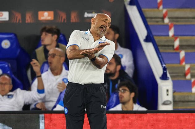 Fußball, EL, Leicester City - SSC Neapel UEFA Europa League Leicester City v Napoli Luciano Spalletti head coach of Napoli reacts after Napoli miss a goal opportunity in front of goal Leicester King Power Stadium Leicestershire United Kingdom Copyright: xMarkxCosgrove NewsxImagesx
