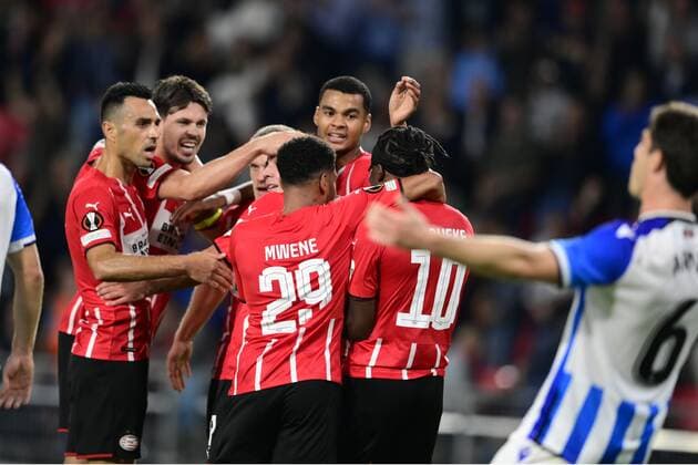 EINDHOVEN PSV celebrate the 1 0 against Mario Gotze of PSV Eindhoven during the UEFA Europa League match between PSV Eindhoven and Real Sociedad at Phillips stadium on September 16, 2021 in Eindhoven, Netherlands ANP OLAF KRAAK UEFA Europa League 2021 2022 xVIxANPxSportx xxANPxIVx 437646370