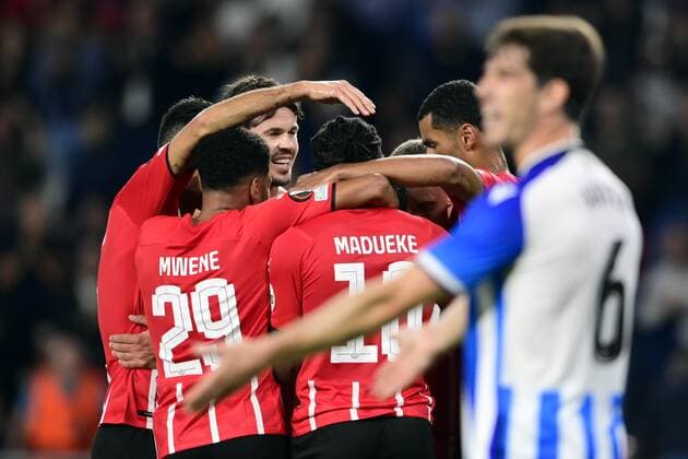 EINDHOVEN PSV celebrate the 1 0 against Mario Gotze of PSV Eindhoven during the UEFA Europa League match between PSV Eindhoven and Real Sociedad at Phillips stadium on September 16, 2021 in Eindhoven, Netherlands ANP OLAF KRAAK UEFA Europa League 2021 2022 xVIxANPxSportx xxANPxIVx 437646419