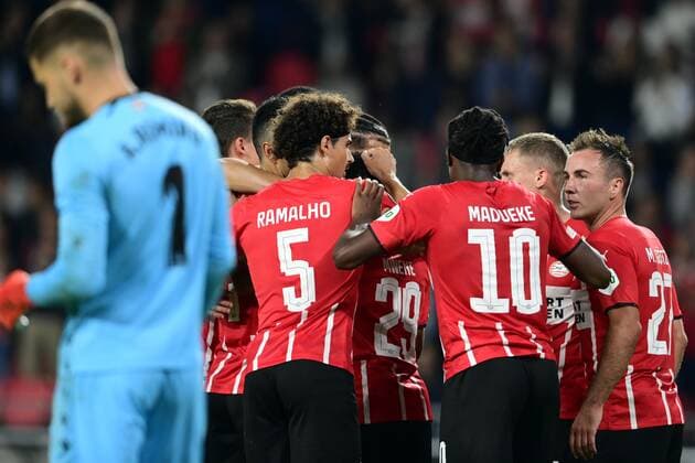 EINDHOVEN PSV celebrate the 1 0 against Mario Gotze of PSV Eindhoven during the UEFA Europa League match between PSV Eindhoven and Real Sociedad at Phillips stadium on September 16, 2021 in Eindhoven, Netherlands ANP OLAF KRAAK UEFA Europa League 2021 2022 xVIxANPxSportx xxANPxIVx 437646461