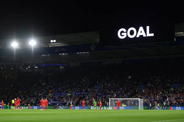 Fußball, EL, Leicester City - SSC Neapel Football - 2021 2022 UEFA Europa League - Group C, Round One - Leicester City vs Napoli - King Power Stadium - Thursday 16th September 2021 A display flashes up as Leicester City s Ayoze Perez scores the opening goal. COLORSPORT Ashley Western 