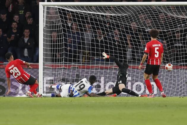 EINDHOVEN - 16-09-2021, Philips stadion. Dutch football, UEFA Europa League, season 2021-2022. during the match PSV - Real Sociedad, Real Sociedad player Alexander Isak scoring the 1-2 PSV goalkeeper Joel Drommel PSV - Real Sociedad  x13492126x Copyright: