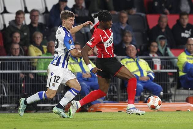 EINDHOVEN - 16-09-2021, Philips stadion. Dutch football, UEFA Europa League, season 2021-2022. during the match PSV - Real Sociedad, Real Sociedad player Aihen Munoz and PSV player Noni Madueke PSV - Real Sociedad  x13492130x Copyright: