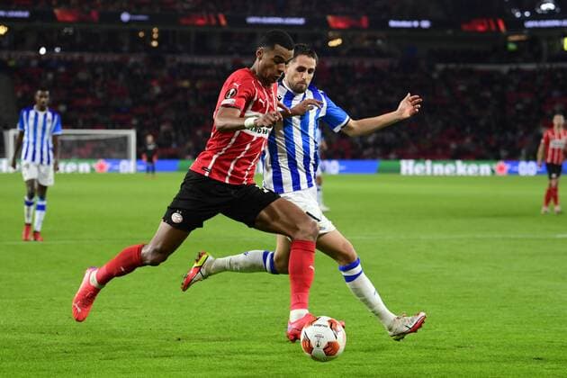 EINDHOVEN lr Cody Gakpo of PSV Eindhoven, Adnan Januzaj of Real Sociedad during the UEFA Europa League match between PSV Eindhoven and Real Sociedad at Phillips Stadium on September 16, 2021 in Eindhoven, Netherlands ANP OLAF KRAAK UEFA Europa League 2021 2022 xVIxANPxSportx xxANPxIVx 437647021