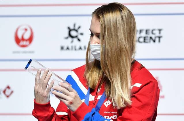 Klettern, WM in Moskau, Siegerehrung 6652612 16.09.2021 Silver medalist Russia s Iuliia Kaplina celebrates on the podium during the awarding ceremony for the women s speed competition at Climbing World Championships, in Moscow, Russia. Pavel Bednyakov Sputnik Russia Climbing World Championships Speed  d4236a9a96a72650