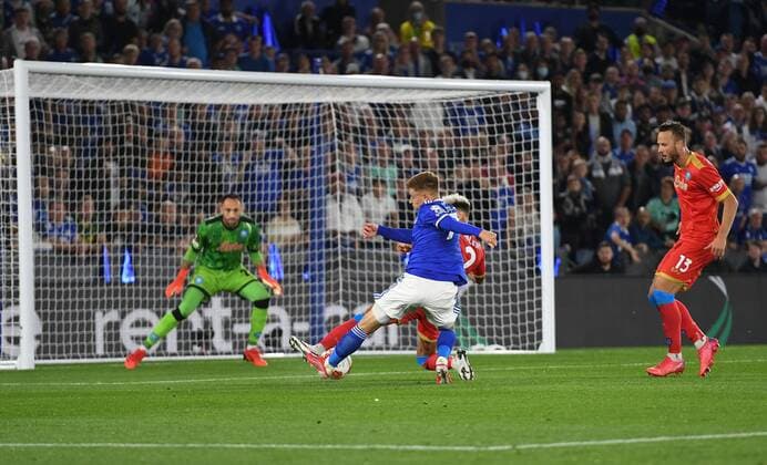 Fußball, EL, Leicester City - SSC Neapel Mandatory Credit: Photo by Anna Gowthorpe Shutterstock (12447006aa) Harvey Barnes of Leicester City scores his side s second goal Leicester City v Napoli, UEFA Europa League, Group C, Football, The King Power Stadium, Leicester, UK - 16 Sep 2021 EDITORIAL USE ONLY No use with unauthorised audio, video, data, fixture lists, club league logos or live services. Online in-match use limited to 120 images, no video emulation. No use in betting, games or single club league player publications. Leicester City v Napoli, UEFA Europa League, Group C, Football, The King Power Stadium, Leicester, UK - 16 Sep 2021 EDITORIAL USE ONLY No use with unauthorised audio, video, data, fixture lists, club league logos or live services. Online in-match use limited to 120 images, no video emulation. No use in betting, games or single club league player publications. Copyright: xAnnaxGowthorpe Shutterstockx 12447006aa