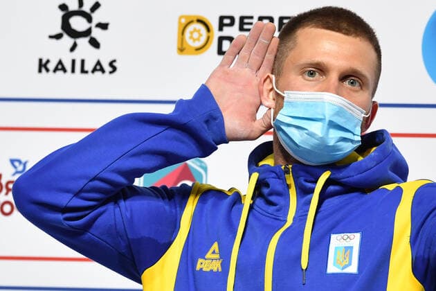Sport Bilder des Tages Klettern, WM in Moskau, Siegerehrung 6652615 16.09.2021 Gold medalist Ukraine s Danyil Boldyrev celebrates on the podium during the awarding ceremony for men s speed competition at Climbing World Championships, in Moscow, Russia. Pavel Bednyakov Sputnik Russia Climbing World Championships Speed  c31d8252a77e1a89
