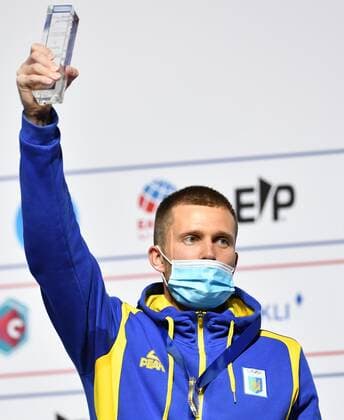 Klettern, WM in Moskau, Siegerehrung 6652616 16.09.2021 Gold medalist Ukraine s Danyil Boldyrev celebrates on the podium during the awarding ceremony for men s speed competition at Climbing World Championships, in Moscow, Russia. Pavel Bednyakov Sputnik Russia Climbing World Championships Speed  997c02467093ee39