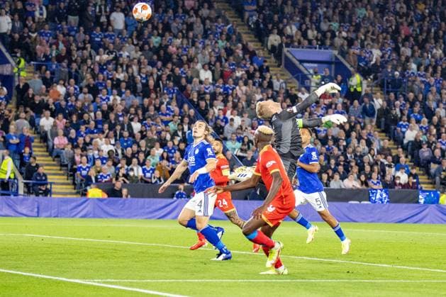 Fußball, EL, Leicester City - SSC Neapel Leicester City v Napoli Europa League 16 09 2021. GOAL - 2-1 SSC Napoli Forward Victor Osimhen (9) lobs the ball over the advancing Leicester City Goalkeeper Kasper Schmeichel (1) during the Europa League match between Leicester City and Napoli at the King Power Stadium, Leicester, England on 16 September 2021. Leicester King Power Stadium Leicestershire England Editorial use only , Copyright: xJohnxMallettx PSI-13612-0052