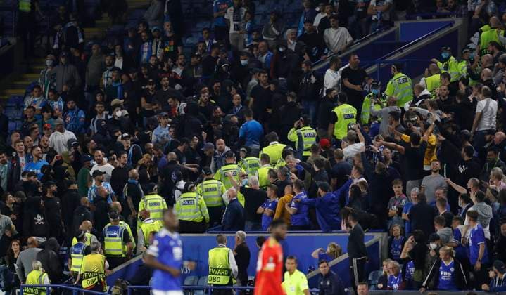 Fußball, EL, Leicester City - SSC Neapel Leicester, England, 16th September 2021. Police form a line between both sets of supporters during the UEFA Europa League match at the King Power Stadium, Leicester. Picture credit should read: Darren Staples Sportimage EDITORIAL USE ONLY. No use with unauthorised audio, video, data, fixture lists, club league logos or live services. Online in-match use limited to 120 images, no video emulation. No use in betting, games or single club league player publications. SPI-1197-0059