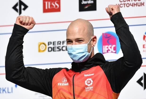 6652620 16.09.2021 Silver medalist Spain s Erik Noya Cardona celebrates on the podium during the awarding ceremony for men s speed competition at Climbing World Championships, in Moscow, Russia. Pavel Bednyakov Sputnik Russia Climbing World Championships Speed  41fd10acd9859a03