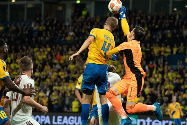 Fu?ball, EL, Br?ndby IF Kopenhagen - Sparta Prag Broendby IF v Sparta Prague, UEFA Europa League, Broendby, Denmark Broendby, Denmark. 16th, September 2021. Goalkeeper Florin Nita (1) of Sparta Prague and Sigurd Rosted (4) of Broendby IF seen during the UEFA Europa League match between Broendby IF and Sparta Prague at Broendby Stadion in Broendby. Brondby Denmark  Copyright: xGonzalesxPhoto GastonxSzermanx