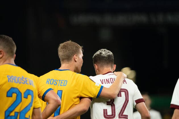 Fu?ball, EL, Br?ndby IF Kopenhagen - Sparta Prag Broendby IF v Sparta Prague, UEFA Europa League, Broendby, Denmark Broendby, Denmark. 16th, September 2021. Sigurd Rosted (4) of Broendby IF and Andreas Vindheim (32) of Sparta Prague seen during the UEFA Europa League match between Broendby IF and Sparta Prague at Broendby Stadion in Broendby. Brondby Denmark  Copyright: xGonzalesxPhoto GastonxSzermanx