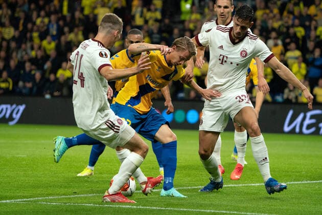 Broendby IF v Sparta Prague, UEFA Europa League, Broendby, Denmark Broendby, Denmark. 16th, September 2021. Simon Hedlund (27) of Broendby seen in between David Hancko (33) and Matej Polidar (24) of Sparta Prague during the UEFA Europa League match between Broendby IF and Sparta Prague at Broendby Stadion in Broendby. Brondby Denmark  Copyright: xGonzalesxPhoto GastonxSzermanx