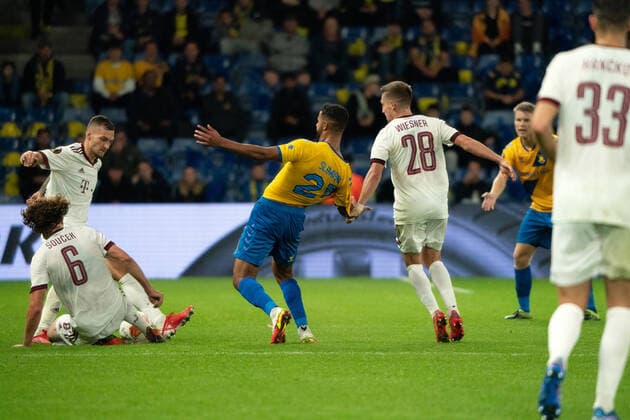 Fu?ball, EL, Br?ndby IF Kopenhagen - Sparta Prag Broendby IF v Sparta Prague, UEFA Europa League, Broendby, Denmark Broendby, Denmark. 16th, September 2021. Anis Ben Slimane (25) of Broendby IF and Tomas Wiesner (28) of Sparta Prague seen during the UEFA Europa League match between Broendby IF and Sparta Prague at Broendby Stadion in Broendby. Brondby Denmark  Copyright: xGonzalesxPhoto GastonxSzermanx