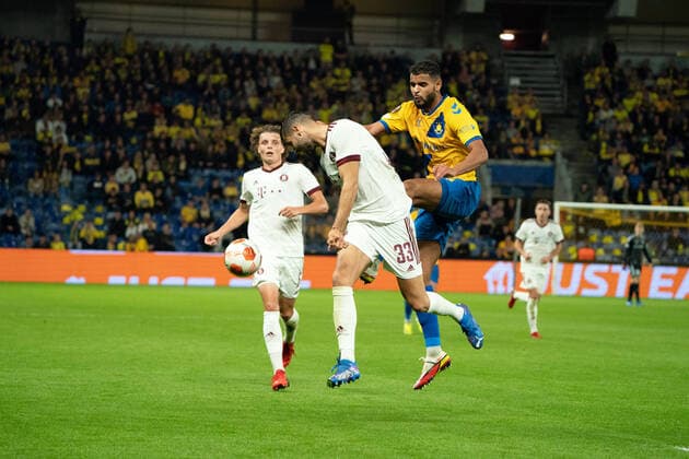 Fu?ball, EL, Br?ndby IF Kopenhagen - Sparta Prag Broendby IF v Sparta Prague, UEFA Europa League, Broendby, Denmark Broendby, Denmark. 16th, September 2021. Anis Ben Slimane (25) of Broendby IF and David Hancko (33) of Sparta Prague seen during the UEFA Europa League match between Broendby IF and Sparta Prague at Broendby Stadion in Broendby. Brondby Denmark  Copyright: xGonzalesxPhoto GastonxSzermanx