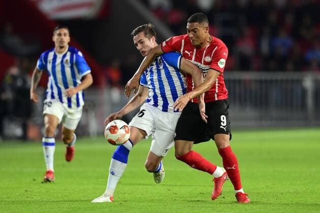 EINDHOVEN lr Aritz Elustondo of Real Sociedad, Carlos Vinicius of PSV Eindhoven during the UEFA Europa League match between PSV Eindhoven and Real Sociedad at Phillips Stadium on September 16, 2021 in Eindhoven, Netherlands ANP OLAF KRAAK UEFA Europa League 2021 2022 xVIxANPxSportx xxANPxIVx 437648609