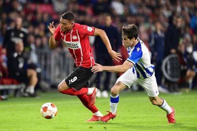 EINDHOVEN lr Carlos Vinicius of PSV Eindhoven, Aritz Elustondo of Real Sociedad during the UEFA Europa League match between PSV Eindhoven and Real Sociedad at Phillips Stadium on September 16, 2021 in Eindhoven, Netherlands ANP OLAF KRAAK UEFA Europa League 2021 2022 xVIxANPxSportx xxANPxIVx 437648724
