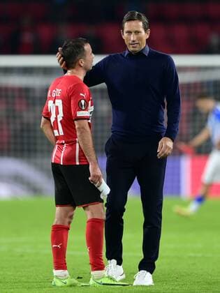 EINDHOVEN lr Mario Gotze of PSV Eindhoven, PSV Eindhoven coach Roger Schmidt during the UEFA Europa League match between PSV Eindhoven and Real Sociedad at Phillips Stadium on September 16, 2021 in Eindhoven, Netherlands ANP OLAF KRAAK UEFA Europa League 2021 2022 xVIxANPxSportx xxANPxIVx 437649674
