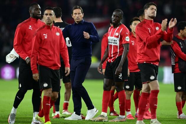EINDHOVEN lr PSV Eindhoven goalkeeper Yvon Mvogo, Eran Zahavi of PSV Eindhoven, PSV Eindhoven coach Roger Schmidt, Jordan Teze of PSV Eindhoven, Marco van Ginkel of PSV Eindhoven during the UEFA Europa League match between PSV Eindhoven and Real Sociedad in the Phillips stadium on September 16, 2021 in Eindhoven, Netherlands ANP OLAF KRAAK UEFA Europa League 2021 2022 xVIxANPxSportx xxANPxIVx 437649768