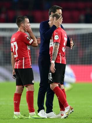 EINDHOVEN lr Mario Gotze of PSV Eindhoven, PSV Eindhoven coach Roger Schmidt, Philipp Max of PSV Eindhoven during the UEFA Europa League match between PSV Eindhoven and Real Sociedad at Phillips stadium on September 16, 2021 in Eindhoven, Netherlands ANP OLAF KRAAK UEFA Europa League 2021 2022 xVIxANPxSportx xxANPxIVx 437649910