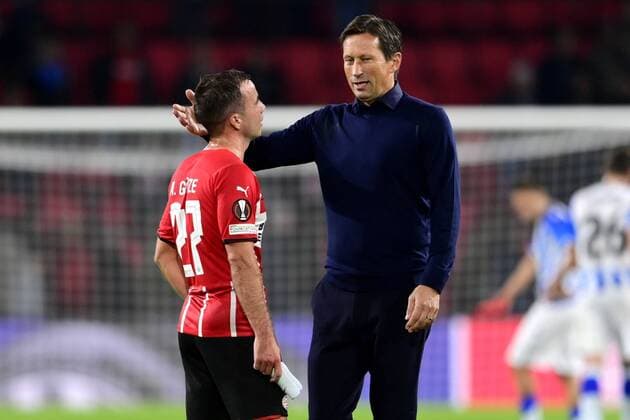 EINDHOVEN lr Mario Gotze of PSV Eindhoven, PSV Eindhoven coach Roger Schmidt during the UEFA Europa League match between PSV Eindhoven and Real Sociedad at Phillips Stadium on September 16, 2021 in Eindhoven, Netherlands ANP OLAF KRAAK UEFA Europa League 2021 2022 xVIxANPxSportx xxANPxIVx 437649996