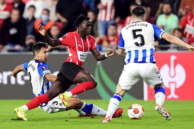 EINDHOVEN lr Martin Zubimendi of Real Sociedad, Bruma of PSV Eindhoven, Igor Zubeldia of Real Sociedad during the UEFA Europa League match between PSV Eindhoven and Real Sociedad at Phillips stadium on September 16, 2021 in Eindhoven, Netherlands ANP OLAF KRAAK UEFA Europa League 2021 2022 xVIxANPxSportx xxANPxIVx 437650053
