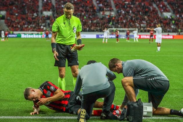 Florian Richard Wirtz Bayer 04 Leverkusen, 27 lies on the ground contorted in pain, Andris Treimanis LVA referee , GER, Bayer 04 Leverkusen vs Ferencvaros Budapest Ferencvarosi Torna Club, UEFA Europa League Group G, Group Stage, Season 2021 2022, 16 09 2021, , DFB DFL regulations prohibit any use of photographs as image sequences and or quasi video , GER, Bayer 04 Leverkusen vs Ferencvaros Budapest Ferencvarosi Torna Club, UEFA Europa League Group G, Group stage, Match time 2021 2022, 16 09 2021 Leverkusen Copyright: xEibner-Pressefoto GabrielxBoiax EP_GBA
