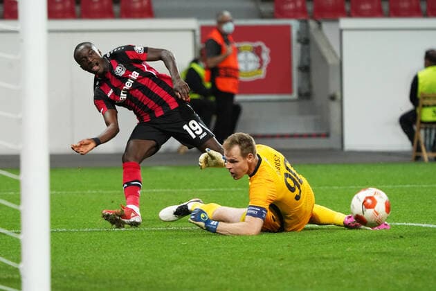 Football, UEFA Europa League, 2021 2022 season, Group G, preliminary round, Match 1, Bayer 04 Leverkusen Ferencvaros Budapest, 16 09 2021, Bayarena Leverkusen, Moussa diaby, Bayer 04 Leverkusen, Denes Dibusz, Ferencvaros Budapest.