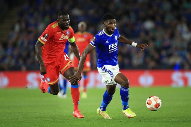 Fußball UEFA Europa League Gruppe C Leicester City v SSC Napoli 16. September 2021 UEFA Europa League Gruppe C Leicester City v SSC Napoli Kelechi Iheanacho von Leicester City im Zweikampf mit Kalidou Koulibaly von Napoli Foto Simon Stacpoole Abseits Leicester UK  Copyright: xSimonxStacpoolexOffside