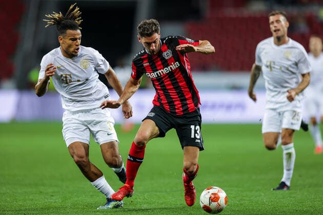 16 09 2021, Football, 2021 2022 season, UEFA Europa League, Group stage, Matchday 1, Bayer 04 Leverkusen Ferencvaros Budapest v l Samy Mmaee Ferencvaros Budapest , Lucas Alario Bayer 04 Leverkusen photo RHR photo Dennis Ewert Leverkusen BayArena NRW Germany xRHR PHOTO DEx