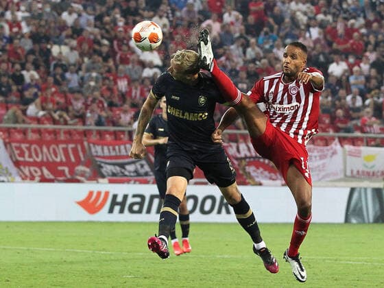 Sport Bilder des Tages Olympiacos F.C. v Royal Antwerp UEFA Europa League Youssef El-Arabi of Olympiacos F.C. and Ritchie De Laet of Royal Antwerp during the UEFA Europa League Group D match at Karaiskakis Stadium, Piraeus Content Not Available For UK Newspapers Copyright: xYannisxHalasx FIL-15879-0056