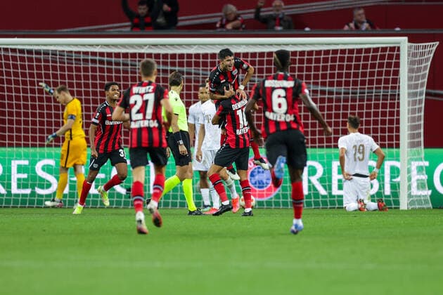 16 09 2021, Football, 2021 2022 season, UEFA Europa League, Group stage, Matchday 1, Bayer 04 Leverkusen Ferencvaros Budapest Bayer Leverkusen players celebrate the goal to make it 1 1 by Exequiel Palacios Bayer 04 Leverkusen Photo RHR Photo Dennis Ewert Leverkusen BayArena NRW Germany xRHR PHOTO DEx