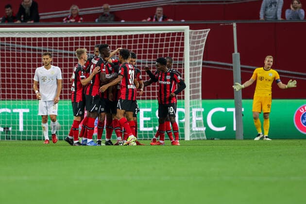 16 09 2021, Football, 2021 2022 season, UEFA Europa League, Group stage, Matchday 1, Bayer 04 Leverkusen Ferencvaros Budapest Bayer Leverkusen players celebrate the goal to make it 1 1 by Exequiel Palacios Bayer 04 Leverkusen Photo RHR Photo Dennis Ewert Leverkusen BayArena NRW Germany xRHR PHOTO DEx
