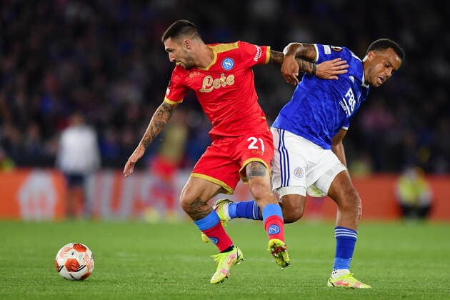 Football - 2021 2022 UEFA Europa League - Group C, Round One - Leicester City vs Napoli - King Power Stadium - Thursday 16th September 2021 Napoli s Matteo Politano holds off the challenge from Leicester City s Ryan Bertrand. COLORSPORT Ashley Western 