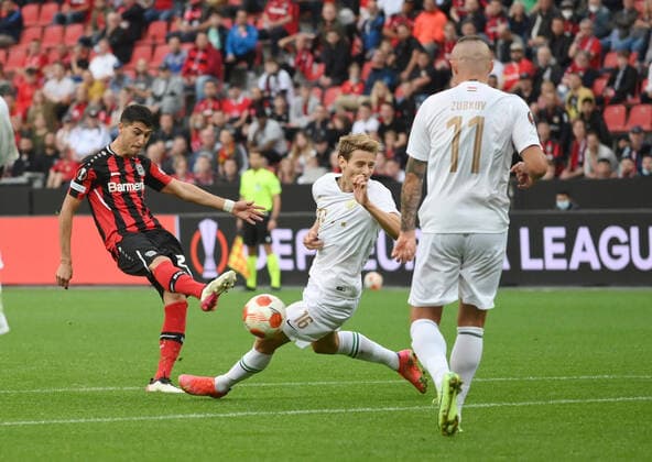 Goal shot by Exequiel Palacios Bayer 04 Leverkusen , right block Kristoffer Zachariassen Ferencvaros Budapest 16 09 2021, Football GER, UEFA Europa League 2021 22, Group stage, Matchday 1, Bayer 04 Leverkusen Ferencvaros Budapest 2 1, Photo Maik Hölter TEAM2sportphoto Leverkusen Nordrhein Westfalen Germany Team2