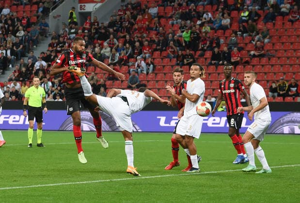This header by Jonathan Tah Bayer 04 Leverkusen , left , is disallowed by referee Andris Treimanis 16 09 2021, Football GER, UEFA Europa League 2021 22, Group Stage, Matchday 1, Bayer 04 Leverkusen Ferencvaros Budapest 2 1, Photo Maik Hölter TEAM2sportphoto Leverkusen Nordrhein Westfalen Germany Team2