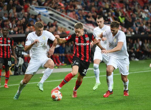 Florian Wirtz Bayer 04 Leverkusen , mi , loses a football boot in this duel against Eldar Civic Ferencvaros Budapest , li , and Balint Vecsei Ferencvaros Budapest 16 09 2021, Football GER, UEFA Europa League 2021 22, Group stage, Matchday 1, Bayer 04 Leverkusen Ferencvaros Budapest, Photo Maik Hölter TEAM2sportphoto Leverkusen Nordrhein Westfalen Germany. Team2