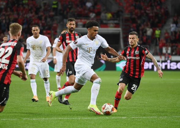 v re , Charles Aranguiz Bayer 04 Leverkusen , Ryan Mmaee Ferencvaros Budapest 16 09 2021, Football GER, UEFA Europa League 2021 22, Group stage, Matchday 1, Bayer 04 Leverkusen Ferencvaros Budapest 2 1, Photo Maik Hölter TEAM2sportphoto Leverkusen North Rhine Westphalia Germany. Team2