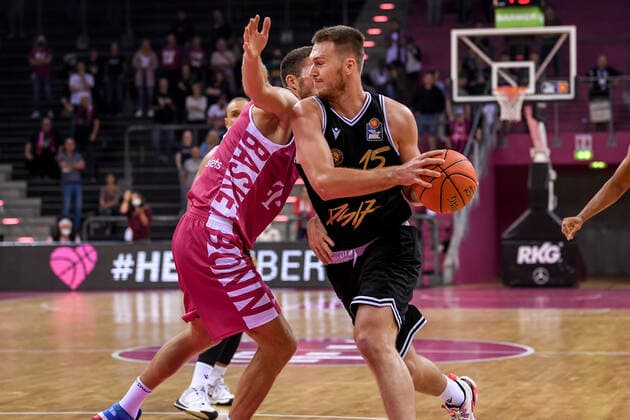 Test match, Telekom Baskets Bonn vs Basketball Löwen Braunschweig, 17 09 2021 Martin Peterka Basketball Löwen Braunschweig, 15 , Saulius Kulvietis Telekom Baskets Bonn, 10 , Test match, Telekom Baskets Bonn vs Basketball Löwen Braunschweig on 17 09 2021 at Telekom Dome Bonn, Bonn Nordrhein Westfalen Copyright: xBEAUTIFULxSPORTS Mueller-Laschetx