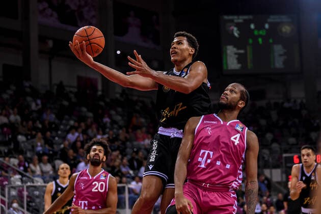 Test match, Telekom Baskets Bonn vs Basketball Löwen Braunschweig, 17 09 2021 Brandon Tischler Basketball Löwen Braunschweig, 13 , Justin Gorham Telekom Baskets Bonn, 4 , Test match, Telekom Baskets Bonn vs Basketball Löwen Braunschweig on 17 09 2021 at Telekom Dome Bonn, Bonn Nordrhein Westfalen Copyright: xBEAUTIFULxSPORTS Mueller-Laschetx