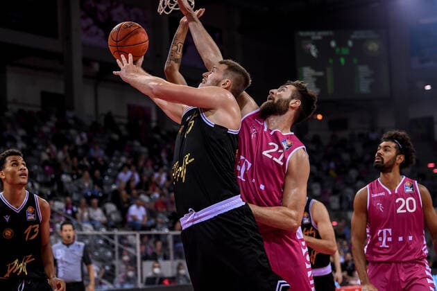 Test match, Telekom Baskets Bonn vs Basketball Löwen Braunschweig, 17 09 2021 Martin Peterka Basketball Löwen Braunschweig, 15 , Leon Kratzer Telekom Baskets Bonn, 21 , Test match, Telekom Baskets Bonn vs Basketball Löwen Braunschweig on 17 09 2021 at Telekom Dome Bonn, Bonn Nordrhein Westfalen Copyright: xBEAUTIFULxSPORTS Mueller-Laschetx
